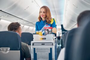 I'm a flight attendant : इसीलिए आपको लंबी उड़ानों में हवाई जहाज का खाना नहीं खाना चाहिए